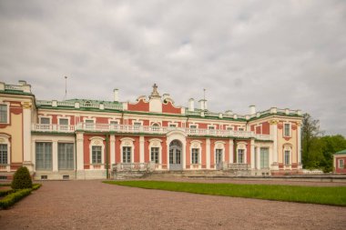 Tallinn. Kadriorg Parkı. Kadriorg Sarayı Tallinn 'in en önemli yerlerinden biridir. Bugün, sarayın binası Estonya Sanat Müzesi 'ne ev sahipliği yapıyor..