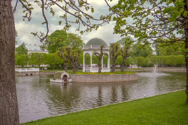 Tallinn. Kadriorg Parkı. Gölün ortasında üzerine bir çardak inşa edilen bir ada var. Tatillerde burada bir orkestra çalar..