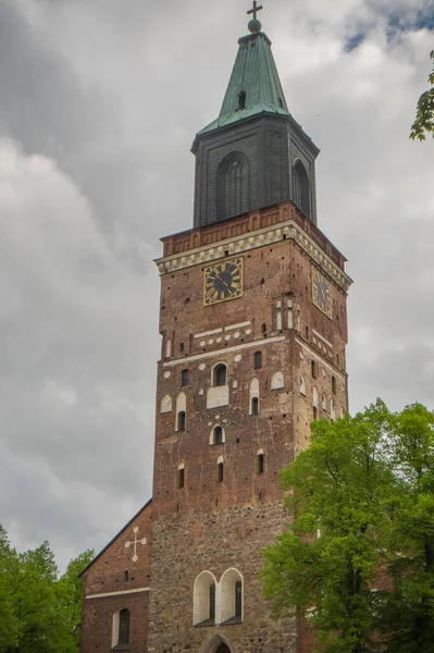 トゥルク大聖堂はフィンランドの主要なルーテル教会である 13世紀後半に建てられ 1300年に聖母マリアとフィンランドで洗礼を受けた国内初の司教聖ヘンリーを記念して奉献されました — ストック写真