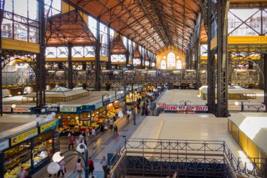 Budapeşte. Merkez Pazarı, 1897 yılında Budapeşte 'de inşa edilen ana, en eski ve en büyük kapalı pazar. Mimari anıt. İnşaat anından günümüze kadar piyasa ticareti amacıyla kullanıldı..