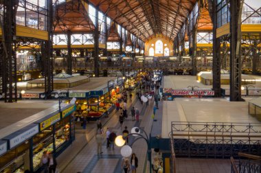 Budapeşte. Merkez Pazarı, 1897 yılında Budapeşte 'de inşa edilen ana, en eski ve en büyük kapalı pazar. Mimari anıt. İnşaat anından günümüze kadar piyasa ticareti amacıyla kullanıldı..