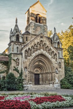 Budapeşte. Vajdahunyad Kalesi. Yak Şapeli. Bu bina, Avusturya-Macaristan sınırındaki Jak kasabasındaki Benedikt rahiplerinin kilisesinin tıpatıp aynısı..