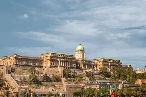 Budapeşte. Buda Kalesi şehirdeki en ilginç nesnelerden biridir. Çünkü bir çok olay yaşadı ve hayatta kaldı..