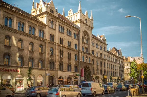 Budapeşte. Rakoczi Caddesi 'ndeki bu evin arkasında eski Slovak Evanjelik Kilisesi var..