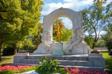 Avusturya Viyana. Stadtpark 'ta. Viyana şehir parkındaki altın yaldızlı anıt Avusturya başkentinin önemli bir simgesidir..