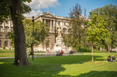 Avusturya. Vienna.Burggarten. Arka planda Hofburg Sarayı olan Mozart Anıtı.