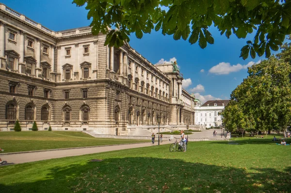 Avusturya. Viyana. Hofburg - Avusturya Habsburglarının kışlık evi ve Viyana 'daki imparatorluk sarayının ana merkezi..