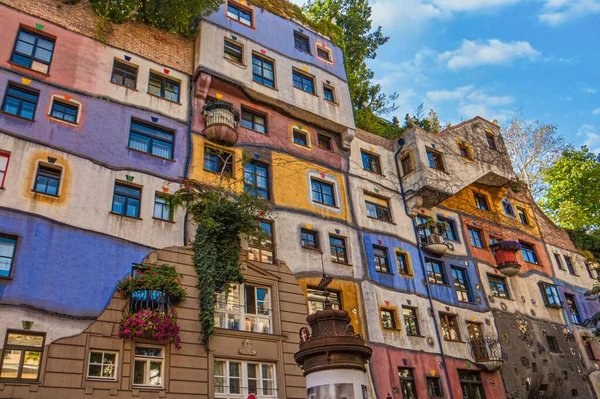 Avusturya Viyana. Hundertwasser Evi. Avusturyalı sanatçı ve mimar Friedensreich Hundertwasser tarafından 1983-1986 yılları arasında, mimar Josef Kravina ile birlikte tasarlanmıştır..