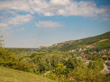 Bratislava. Devin, Slovakya 'nın Bratislava ilinin bir ilçesidir. Başlangıçta Tuna ve Morava nehirlerinin birleştiği yerde ayrı bir köy olan Devin, kırsal karakterini korudu ve günümüzde