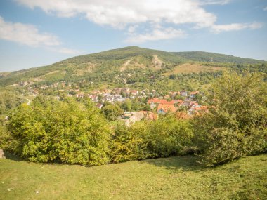 Bratislava. Devin, Slovakya 'nın Bratislava ilinin bir ilçesidir. Başlangıçta Tuna ve Morava nehirlerinin birleştiği yerde ayrı bir köy olan Devin, kırsal karakterini korudu ve günümüzde