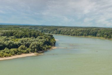 Bratislava. Devin Kalesi, Tuna ve Kehribar ticaret yollarının kesiştiği eski Tuna ormanlarının yakınlarındaki Tuna ve Morava nehirlerinin kesişiminden yükseliyor..