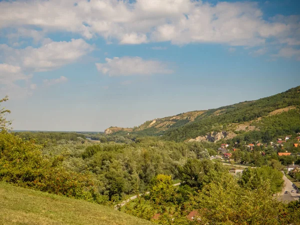 布拉迪斯拉发 德温是斯洛伐克首都布拉迪斯拉发的一个区 位于布拉迪斯拉发四区 德温原本是多瑙河和莫拉瓦河汇合处的一个独立村庄 但保留了它的乡土特色 今天是 — 图库照片