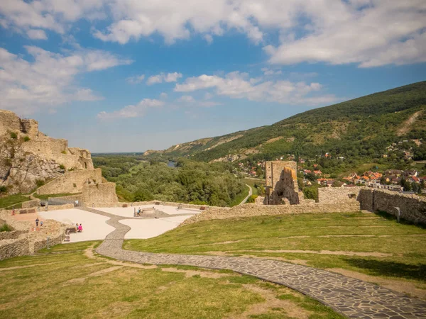 Bratislava. Devin harabe bir kale, Slovakya 'nın ulusal sembollerinden biri..