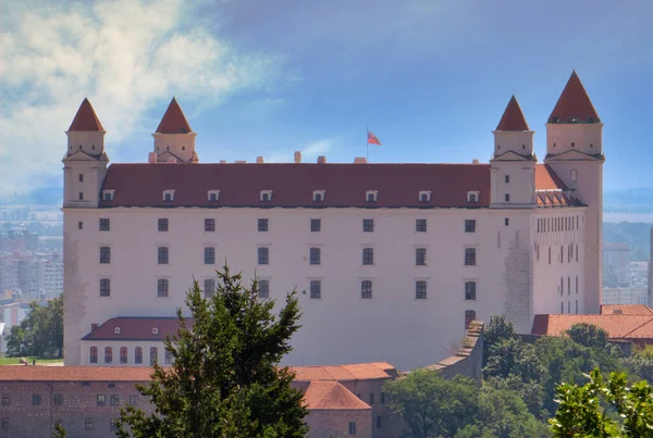 Bratislava. Bratislava Şatosu, Bratislava 'nın yüzyıllardır şehrin tamamlayıcı bir parçası olan merkezi ve en önemli kalesidir..