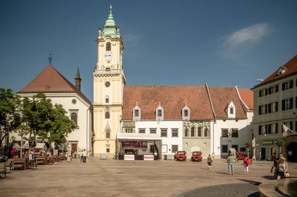 Bratislava. Bratislava 'daki eski belediye binası Slovakya' nın en eski binalarından biridir ve ana meydanla Primas Meydanı arasında yer almaktadır..