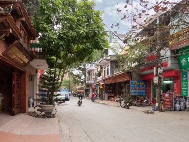 Hanoi. Vietnam. Hanoi 'nin en az 1000 yıllık tarihi bölgesinde, her caddenin sakinlerinin eski günlerde meşgul olduğu zanaata ait kendi adı vardır..