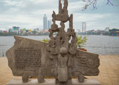 Hanoi. Vietnam. Hanoi 'deki West Lake' deki McCain anıtı. Anıtın üzerindeki yazı.