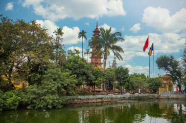 Hanoi. Vietnam. Tran Quoc Pagoda, Hanoi 'deki en eski pagodadır. Altıncı yüzyılda inşa edilen Lee Nam De 'nin saltanatı sırasında 17. yüzyılda yeniden inşa edildi ve 1815 yılında büyük onarımlara uğradı..