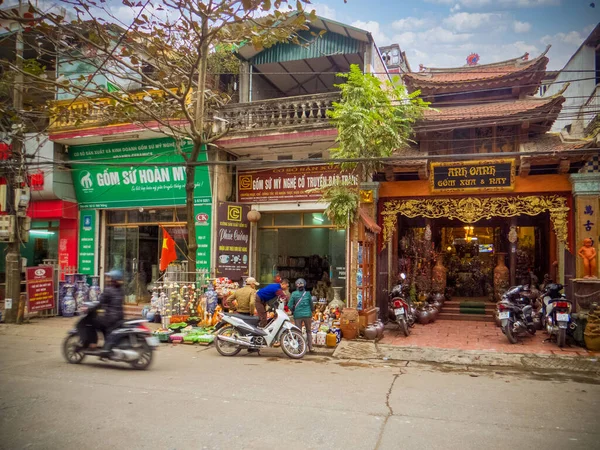 Hanoi. Vietnam. Hanoi 'nin en az 1000 yıllık tarihi bölgesinde, her caddenin sakinlerinin eski günlerde meşgul olduğu zanaata ait kendi adı vardır..