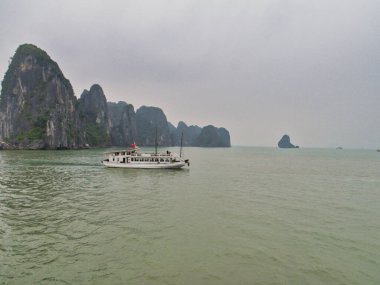 Vietnam. Ha Long, Güney Çin Denizi 'nde Tonkin Körfezi' nde bir körfez. Vietnam 'ın doğu kıyısına doğru ilerliyor. UNESCO Dünya Mirasları Listesine dahil. Körfezde 3 binden fazla adanın yanı sıra küçük kayalar, kayalıklar ve mağaralar yer alıyor..