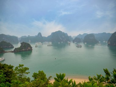 Vietnam. Ha Long, Güney Çin Denizi 'nde Tonkin Körfezi' nde bir körfez. Vietnam 'ın doğu kıyısına doğru ilerliyor. UNESCO Dünya Mirasları Listesine dahil. Körfezde 3 binden fazla adanın yanı sıra küçük kayalar, kayalıklar ve mağaralar yer alıyor..