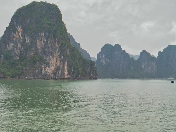 Vietnam. Ha Long, Güney Çin Denizi 'nde Tonkin Körfezi' nde bir körfez. Vietnam 'ın doğu kıyısına doğru ilerliyor. UNESCO Dünya Mirasları Listesine dahil. Körfezde 3 binden fazla adanın yanı sıra küçük kayalar, kayalıklar ve mağaralar yer alıyor..