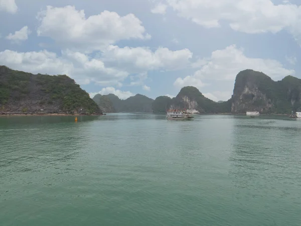 下龙湾是南中国海通金湾的一个海湾 位于越南东海岸 列入教科文组织世界遗产名录 该海湾包括3000多个岛屿 以及小岩石 悬崖和山洞 — 图库照片