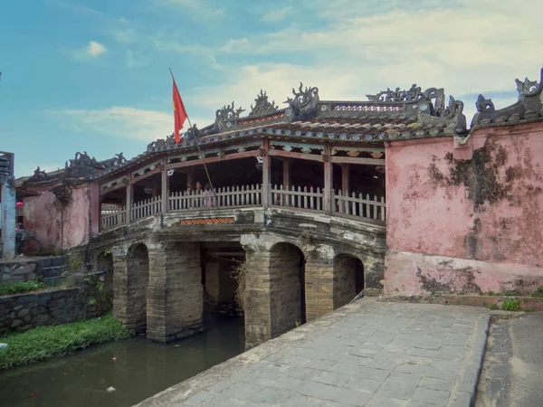 Vietnam. Hoi An 'daki Japon Kapalı Köprüsü 18. yüzyıla dayanır ve Japon mimarisinin güzel bir tarihi parçasıdır. Köprü Çin Mahallesi 'ne ulaşmak için Hoi An' da yaşayan Japonlar tarafından inşa edildi..