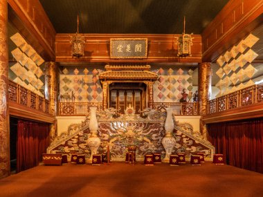 Vietnam. Rengi. Hue 'nun merkezi İmparatorluk Kalesi' dir (kale). Bu yerin adı da Kraliyet Sarayı, Hue Kalesi, İmparatorluk Sarayı ya da sadece şehir içinde bir şehir..