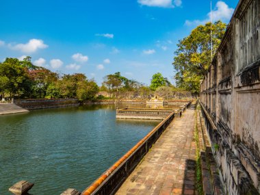 Vietnam. Rengi. Hue 'nun merkezi İmparatorluk Kalesi' dir (kale). Bu yerin adı da Kraliyet Sarayı, Hue Kalesi, İmparatorluk Sarayı ya da sadece şehir içinde bir şehir..