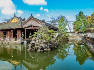Vietnam. Rengi. Hue 'nun merkezi İmparatorluk Kalesi' dir (kale). Bu yerin adı da Kraliyet Sarayı, Hue Kalesi, İmparatorluk Sarayı ya da sadece şehir içinde bir şehir..