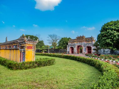 Vietnam. Rengi. Hue 'nun merkezi İmparatorluk Kalesi' dir (kale). Bu yerin adı da Kraliyet Sarayı, Hue Kalesi, İmparatorluk Sarayı ya da sadece şehir içinde bir şehir..