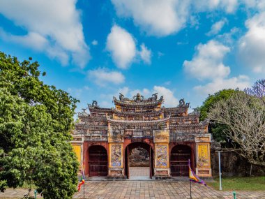 Vietnam. Rengi. Hue 'nun merkezi İmparatorluk Kalesi' dir (kale). Bu yerin adı da Kraliyet Sarayı, Hue Kalesi, İmparatorluk Sarayı ya da sadece şehir içinde bir şehir..