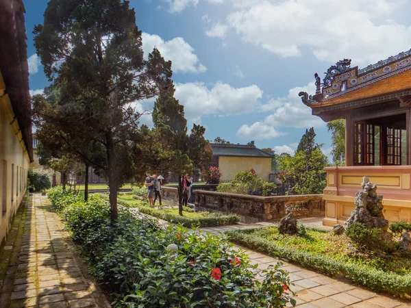 Vietnam. Rengi. Hue 'nun merkezi İmparatorluk Kalesi' dir (kale). Bu yerin adı da Kraliyet Sarayı, Hue Kalesi, İmparatorluk Sarayı ya da sadece şehir içinde bir şehir..
