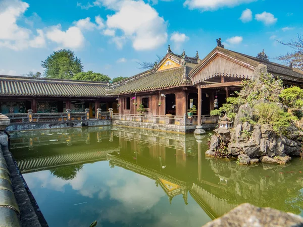 Vietnam. Rengi. Hue 'nun merkezi İmparatorluk Kalesi' dir (kale). Bu yerin adı da Kraliyet Sarayı, Hue Kalesi, İmparatorluk Sarayı ya da sadece şehir içinde bir şehir..