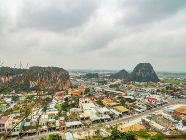 Vietnam. Danang. Mermer Dağ Mermer Dağları - Vietnam 'ın Da Nang şehrinin havaalanından 10 km uzaklıktaki beş kireçtaşı mermer tepeler. Resimli dağlar Vietnamlı ve yabancı turistler arasında güzel manzaralarıyla ünlüdür.