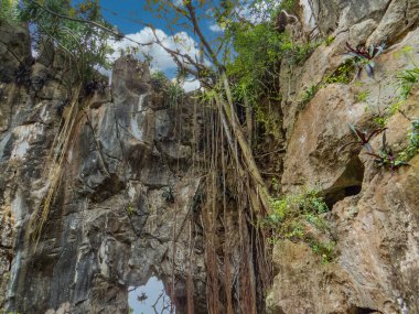 Vietnam. Danang. Mermer Dağ Mermer Dağları - Vietnam 'ın Da Nang şehrinin havaalanından 10 km uzaklıktaki beş kireçtaşı mermer tepeler. Resimli dağlar Vietnamlı ve yabancı turistler arasında güzel manzaralarıyla ünlüdür.