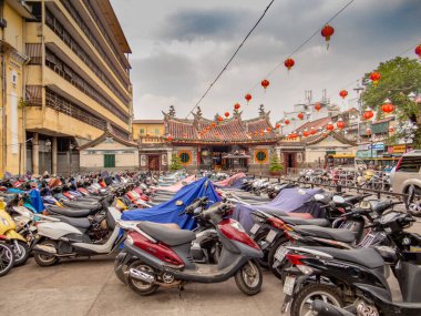 Vietnam. Ho Chi Minh Şehri. Thien Hau Pagoda şehirdeki diğer tapınaklar için hoş bir istisnadır. Bu Çin tapınağının klasik bir performansıdır. Tapınak, tüm yolculara destek sağlayan tanrıça Thien Hau 'ya adanmıştır..