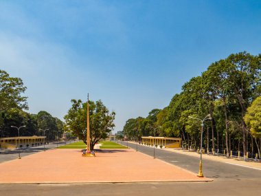 Vietnam. Teining. Büyük Tapınak ya da Kutsal Görüş, Vietnam 'da Budizm, Taoizm, Konfüçyüsçülük ve hatta Katolikliği kapsayan yeni bir din olan Cao Dai mezhebinin merkezidir. Khao Dai Tapınağı 'nın eşsiz mimari stili de bunu yansıtır.