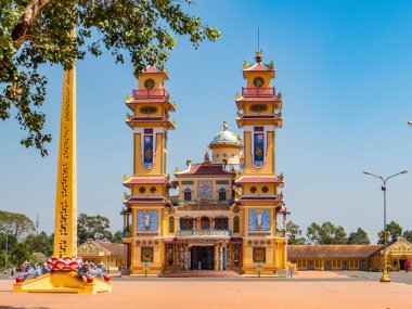Vietnam. Teining. Büyük Tapınak ya da Kutsal Görüş, Vietnam 'da Budizm, Taoizm, Konfüçyüsçülük ve hatta Katolikliği kapsayan yeni bir din olan Cao Dai mezhebinin merkezidir. Khao Dai Tapınağı 'nın eşsiz mimari stili de bunu yansıtır.