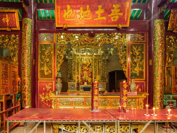 Vietnam. Ho Chi Minh Şehri. Thien Hau Pagoda şehirdeki diğer tapınaklar için hoş bir istisnadır. Bu Çin tapınağının klasik bir performansıdır. Tapınak, tüm yolculara destek sağlayan tanrıça Thien Hau 'ya adanmıştır..