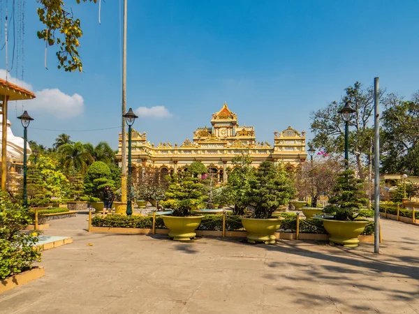 Vietnam. Vinh Trang Pagoda, 1849 yılında Ho Chi Minh City yakınlarındaki My Tho adlı küçük bir kasabada ilçe başkanının kulübesinde kuruldu..