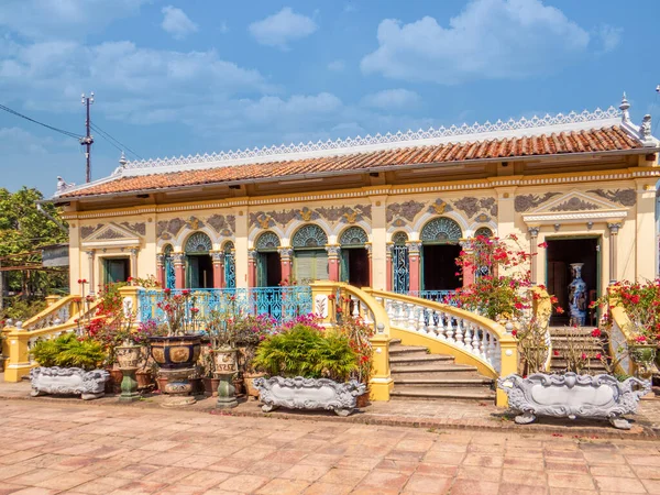 Vietnam. Bin Thuy 'un 135 yıllık evi, Amant gibi bazı ünlü filmlerin çekildiği yer..