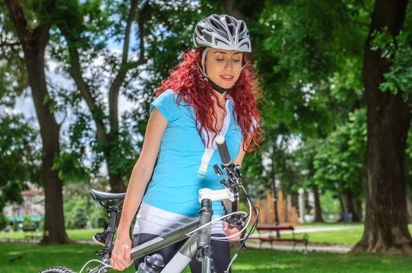 Vacker tjej med vackra leende poserar i en vit hatt och en jacka under höstsäsongen — Stockfoto