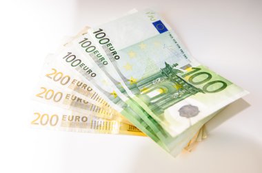 Euro, yüz, iki yüz ve sikkeler üzerinde beyaz bir tablo