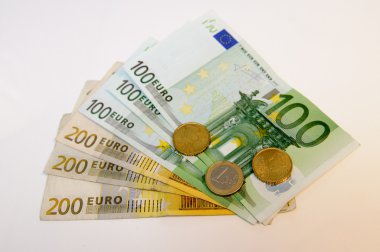 Euro, yüz, iki yüz ve sikkeler üzerinde beyaz bir tablo