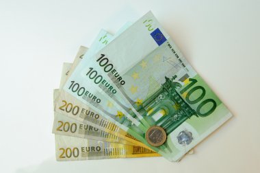 Euro, yüz, iki yüz ve sikkeler üzerinde beyaz bir tablo