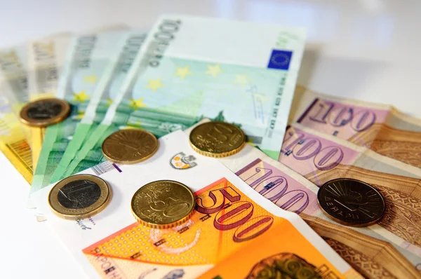Denars y euros sobre una mesa — Foto de Stock