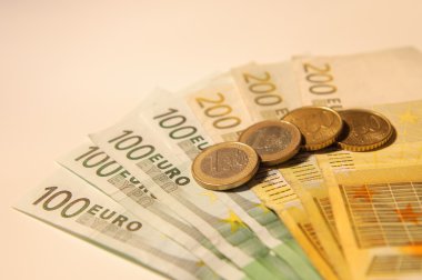 Euro, yüz, iki yüz ve sikkeler üzerinde beyaz bir tablo