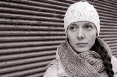 sonbahar mevsiminde beyaz şapkalı güzel kız